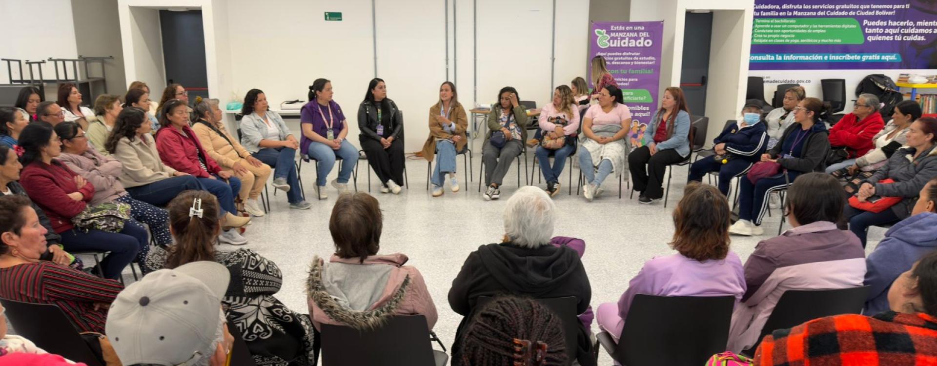 En círculo, conversando y escuchándose: así se vive Parchando con la Secre en las Manzanas del Cuidado.