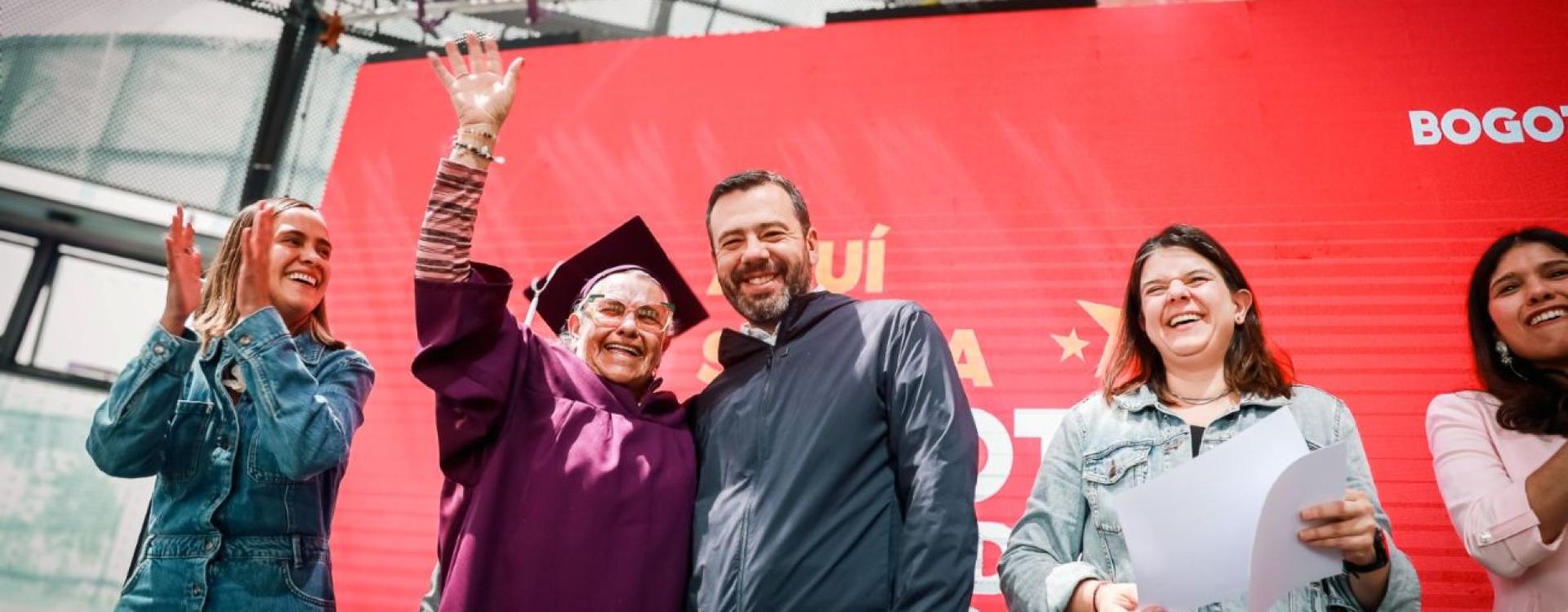 Alcalde, Carlos Fernando Galán Pachón y secretaria de la Mujer, Laura Tami Leal, abrazan a una beneficiaria graduada de habilidades socioemocionales.