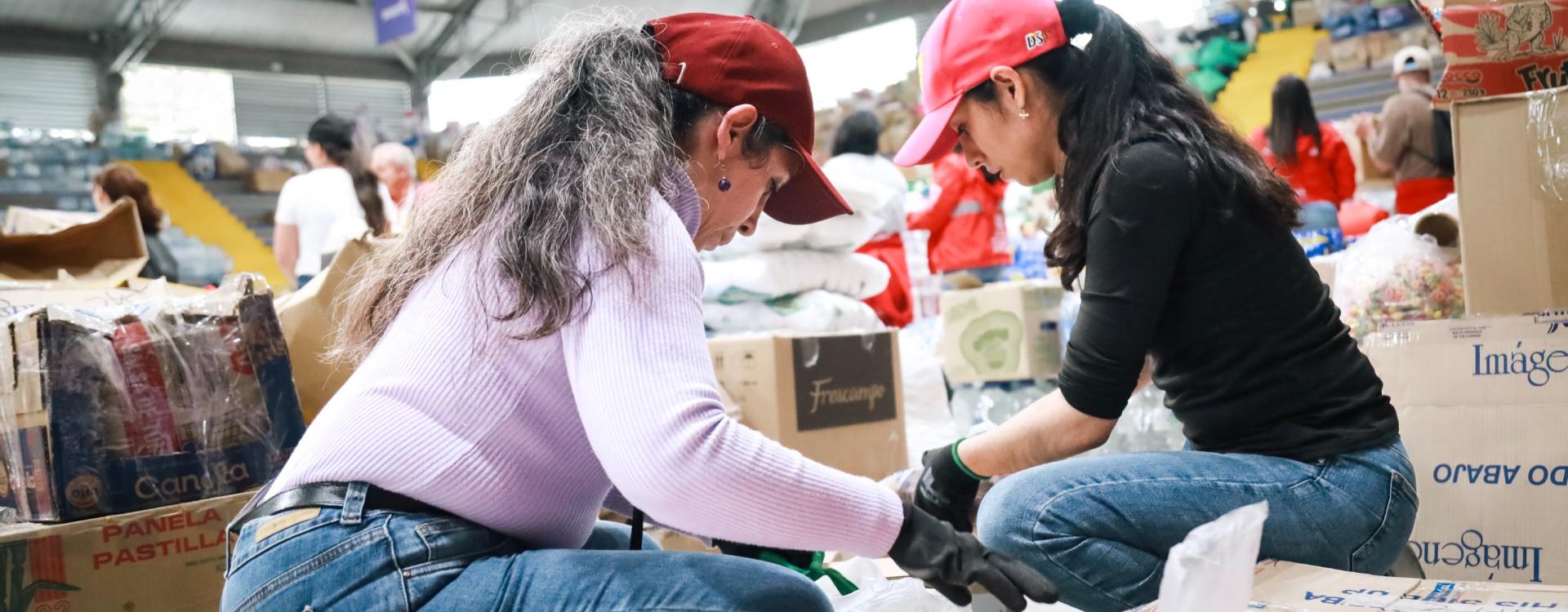 Mujeres reciben ayuda humanitaria tras terremoto en Colombia el pasado 10 de agosto.