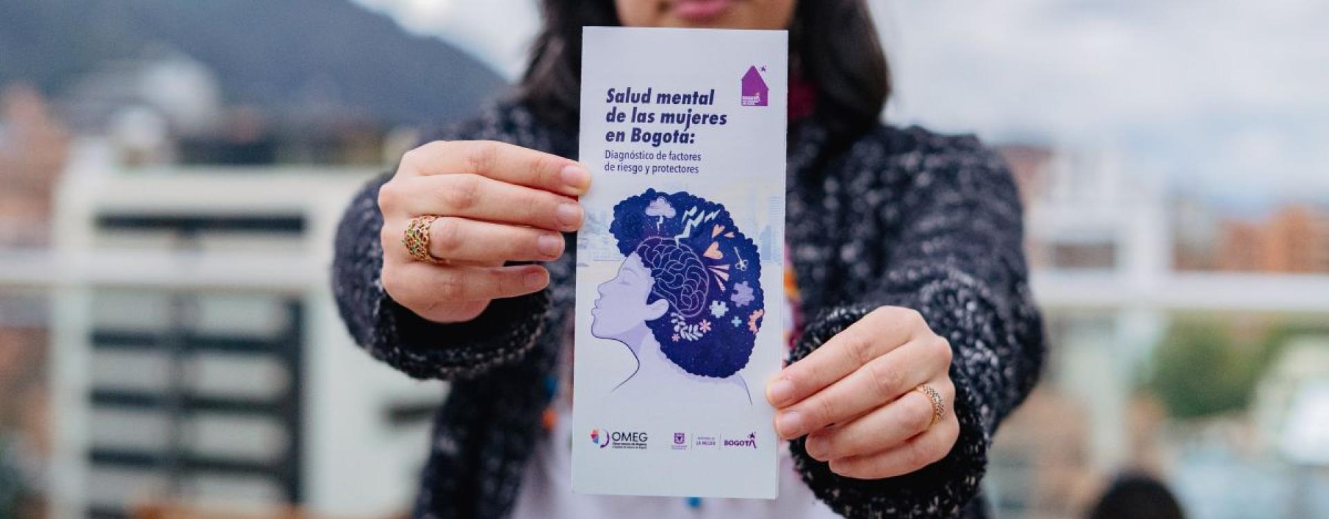 Manos de mujer desplegan información sobre uno de los estudios realizados por el OMEG