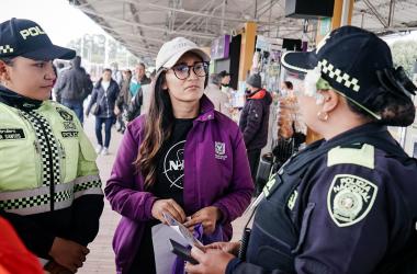 Funcionaria SDMujer en operación