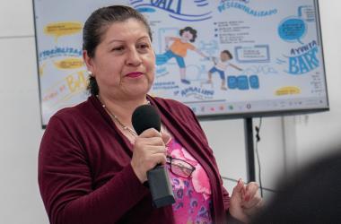 Mujer en servicios de sistema de cuidado