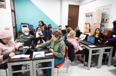 Mujeres en clase de Centro de Inclusión Digital en la localidad de Chapinero. 