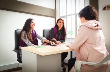 Duplas de atención psicojurídica del Sistema Distrital de Cuidado brindan orientación gratuita en Manzanas del Cuidado y Buses del Cuidado en Bogotá.