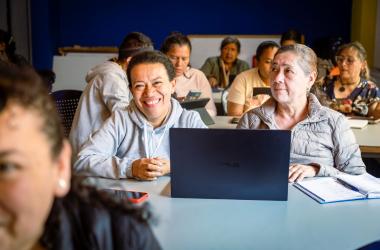 Mujeres aprenden herrramientas digitales en los servicios de la SDMujer. 