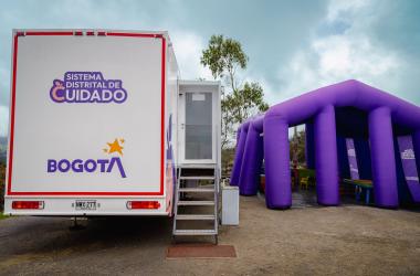 Los Buses del Cuidado acercan servicios de orientación, formación, bienestar y generación de ingresos a las personas cuidadoras en distintos territorios de Bogotá.