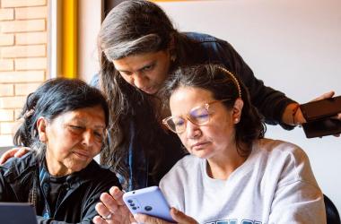 Mujeres se capacitan en herramientas financieras. 