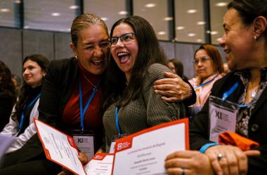 Mujeres beneficiarias de la Estrategia para la Autonomía Económica que tuvieron cursos con la CCB reciben un certificado de reconocimiento. 