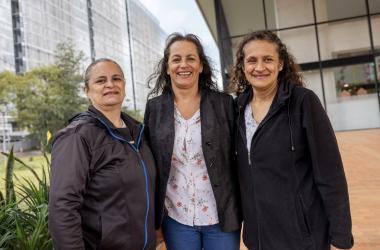 Mujeres abrazadas 