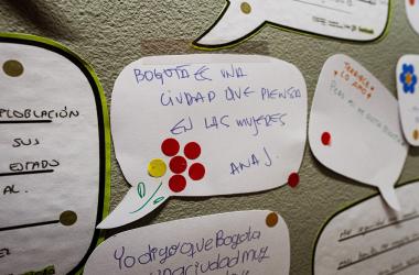 Semillas de Apego fortalece la salud mental de las personas cuidadoras y promueve vínculos afectivos seguros con niñas y niños en las Manzanas del Cuidado de Bogotá.