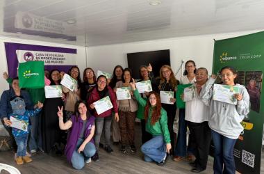 Mujeres beneficiarias de la Estrategia para la Autonomía Económica de la SDMujer celebran que fueron certificadas en temas financieros para sus emprendimientos.