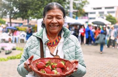 Mujer campesina con fresas 