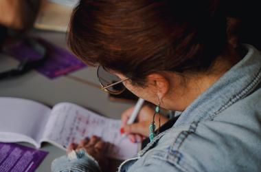 Mujer escribiendo 