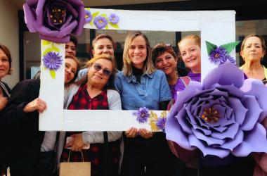 La secretaria Laura Tami dialoga con mujeres cuidadoras durante un encuentro de «Parchando con la Secre» en la Manzana del Cuidado de Campo Verde, en Bosa.