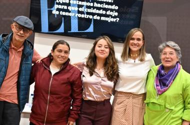 Laura Tami, secretaria distrital de la Mujer de Bogotá; Liliana Ruiz, cuidadora y líder comunitaria de Chapinero; Lilian Yolanda López, lideresa de Engativá; y Javier Omar Ruiz Arrollave, educador popular y activista en nuevas masculinidades, durante el foro La brecha invisible en la FILBo 2026, donde se debatió la redistribución del cuidado y su impacto en la autonomía de las mujeres.