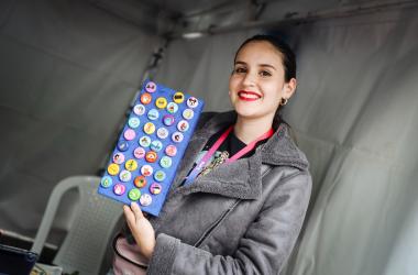 Mujeres participan de la feria de emprendedoras con el Centro Comercial Hayuelos, una de nuestras alianzas con el sector privado.