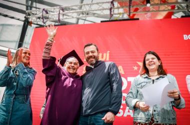 Alcalde, Carlos Fernando Galán Pachón y secretaria de la Mujer, Laura Tami Leal, abrazan a una beneficiaria graduada de habilidades socioemocionales.