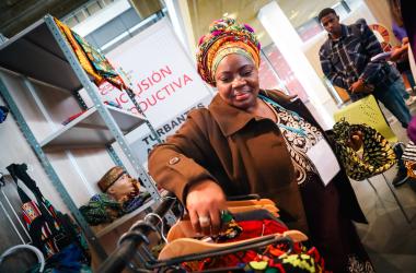 Mujer emprendedora en la feria de We trade.
