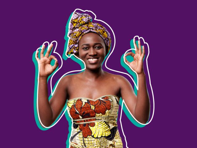 Mujer afro sonriendo con sus manos levantadas