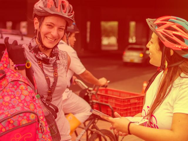 Imagen de personas en ciclo vía recorriéndola con filtro de color