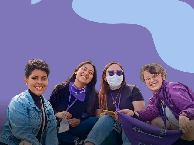 Mujeres jóvenes sentadas y sonriendo