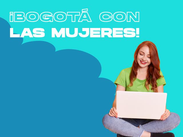 Mujer sonriendo mientras trabaja en su pc
