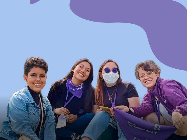 Imagen de mujeres sentadas sonriendo