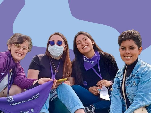 Mujeres jóvenes sonriendo