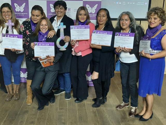 mujeres felices graduadas con sus diplomas