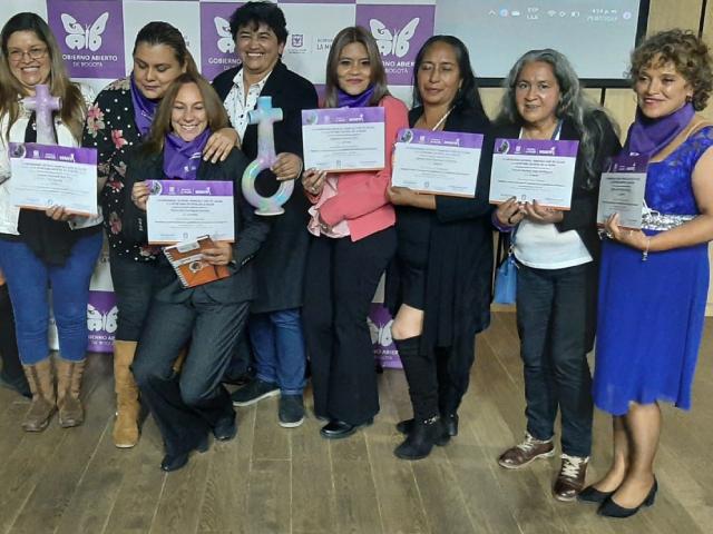 mujeres felices graduadas con sus diplomas 