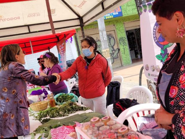 Mujeres de la localidad de Bosa en muestra gastronómica, cultural y artesanal