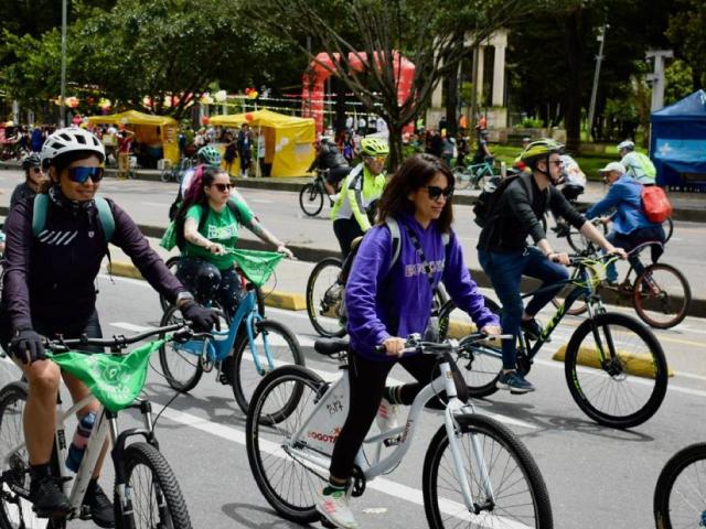 Mujeres en bici recorrido y feria de servicios para las mujeres de Bogotá