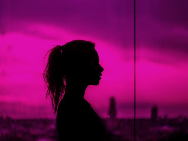 Mujer de perfil sin ver su rostro