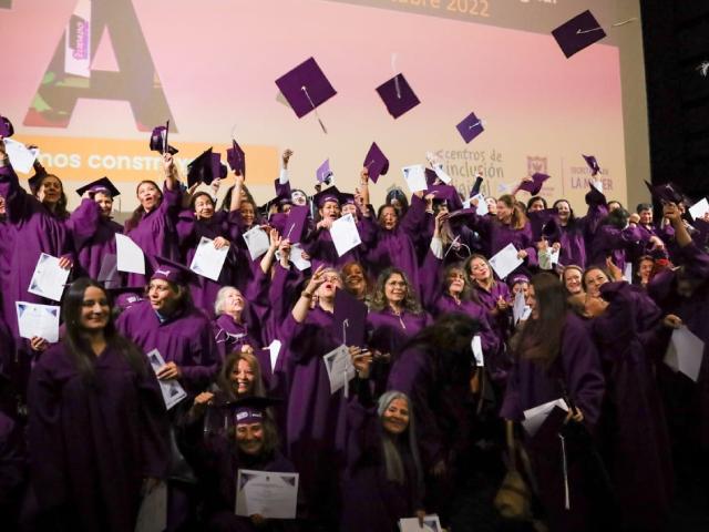 Mujeres graduadas de cursos gratuitos, presenciales y virtuales