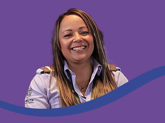 Mujer sonriendo con fondo morado