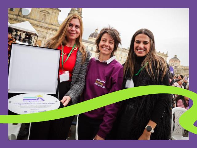 Directivas y personas de la secretaría de la Mujer entregando y recibiendo reconocimiento de sello de igualdad