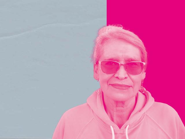 Mujer con gafas de sol frente a la cámara