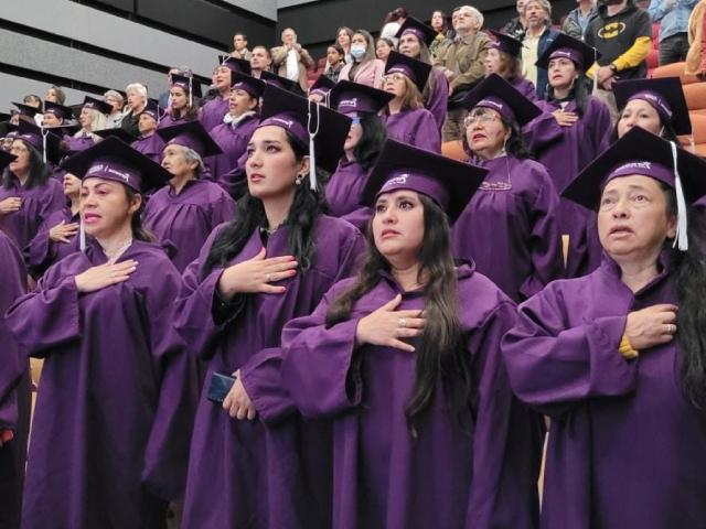 Mujeres graduadas de los centros de inclusión digital en ceremonia