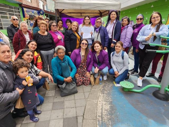 Grupo de personas que hacen parte de Comités Operativos Locales de Mujeres y Equidad de Género