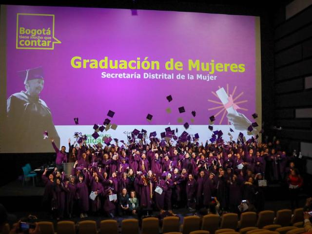 mujeres de todas las localidades de Bogotá recibieron los diplomas que certifican sus procesos de formación para abrirse a nuevas oportunidades