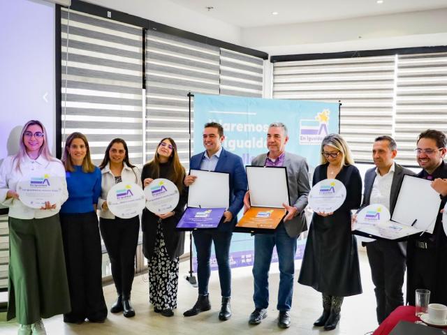 Personas en premiación de la segunda fase de "En Igualdad Sello Distrital de Igualdad de Género"