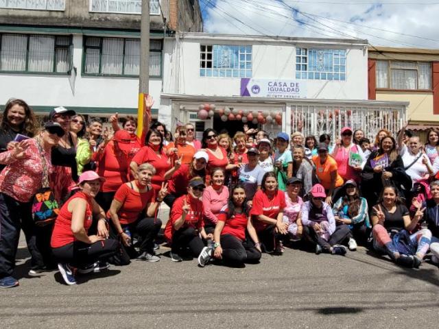 Grupo de mujeres en entrada de CIOM