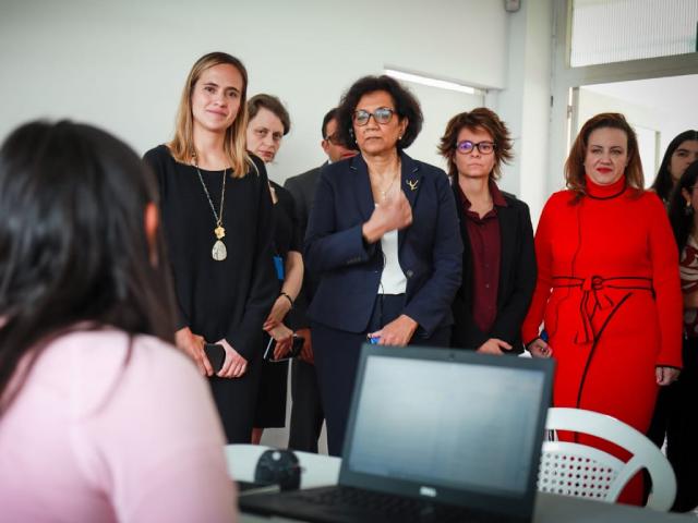 Secretaria Laura Marcela Tami con Geeta Rao Gupta en visitó nuestra Manzana del Cuidado del Centro