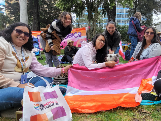 Grupo de mujeres en festón lesbiarte