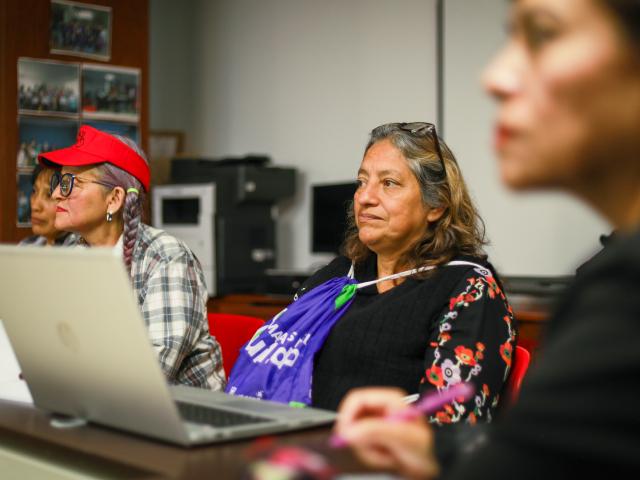 Mujeres en curso de formación en manzana del cuidado