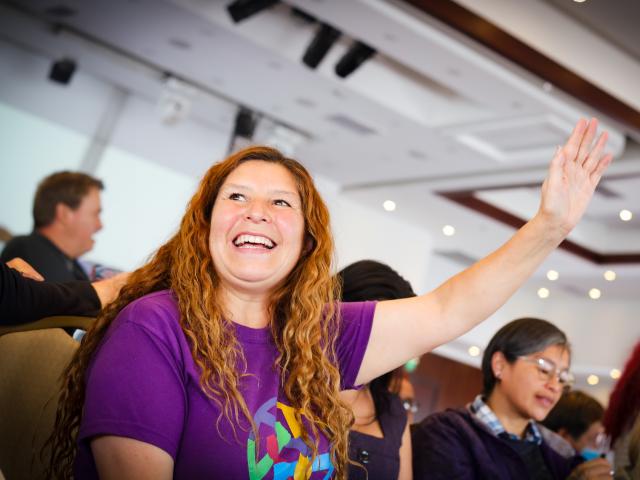 Mujer feliz en Comités Operativos Locales de Mujer y Equidad de Género 