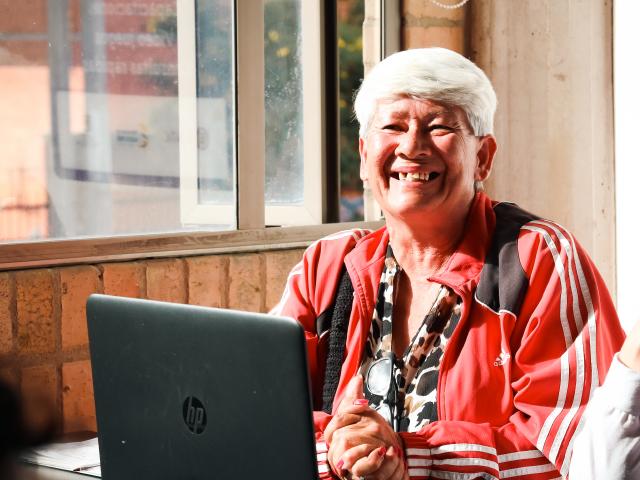 Mujeres tomando clases de cursos gratuitos