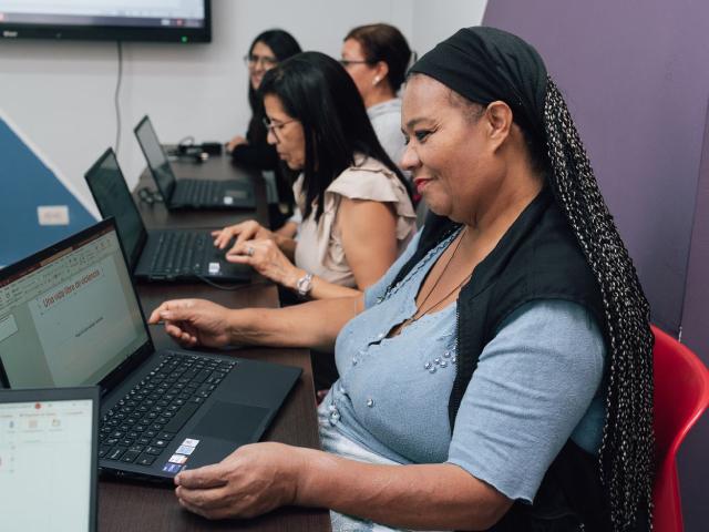 Mujer afro en clase virtual