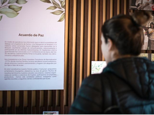 Mujer asistente a exposición