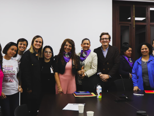Consejeras Consultivas delConsejo Consultivo de Mujeres con funcionarios distritales